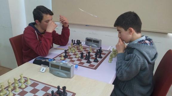 Satranç Turnuvasında Feride Ahmet Şener Ortaokuluna Çifte Derece