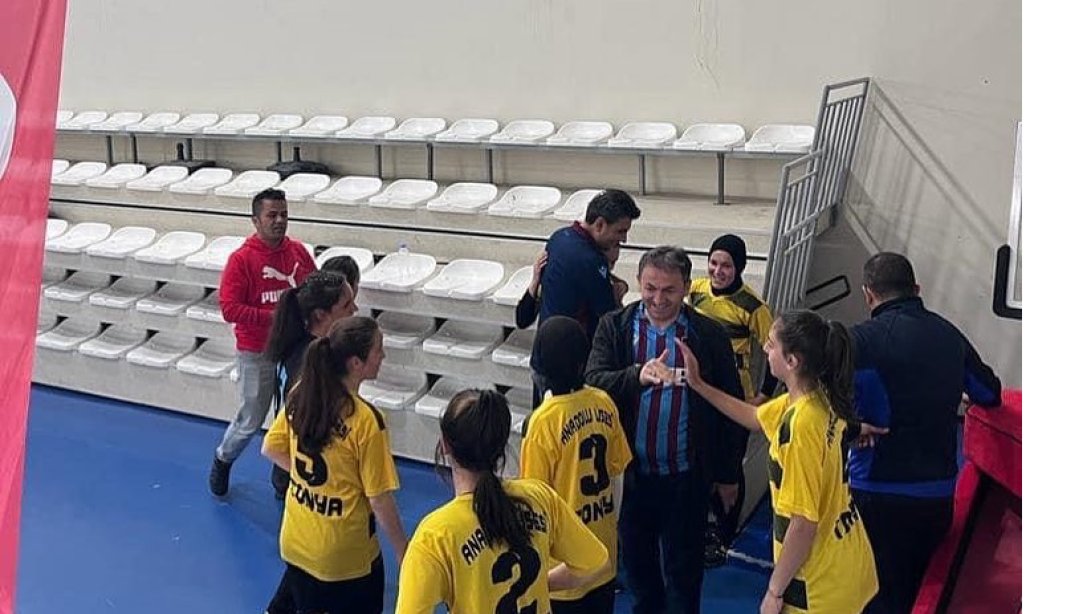 Futsal müsabakalarında grubu lider olarak tamamlayan Tonya Anadolu Lisesi öğrencilerimizi tebrik ederiz.